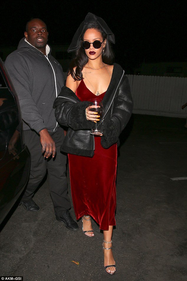 Rihanna robe rouge